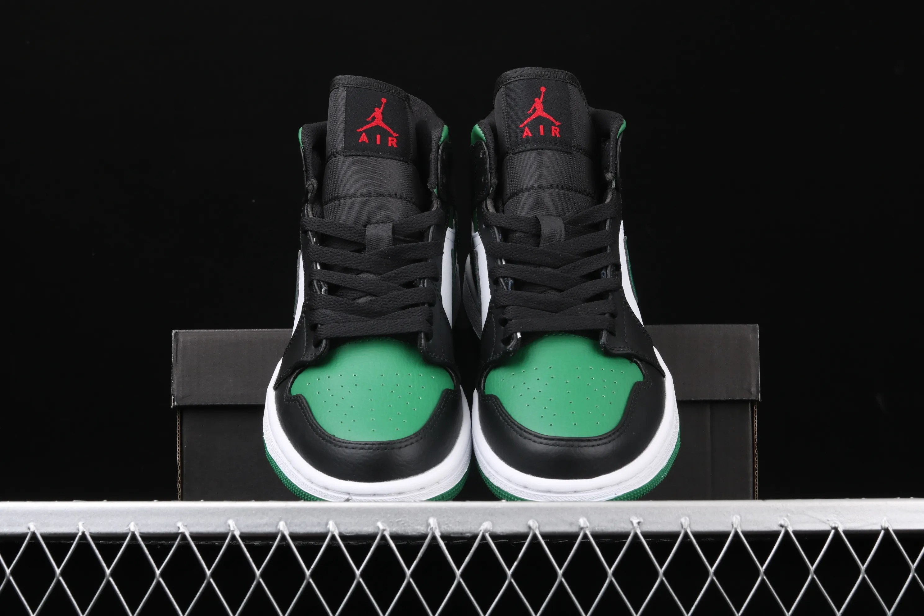 All categories Air Jordan Jordan series basketball shoes Air Jordan 1 Mid Air Jordan 1 Mid AJ1 Joe 1 mid-top black and white green basketball shoes 554724-067